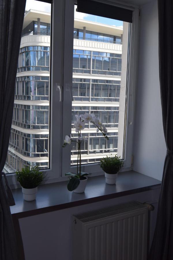 Be My Guest - Krucza Elegant Apartment - Rondo De Gaulle'A Center Of Warsaw Metro Wi-Fi Breakfast מראה חיצוני תמונה